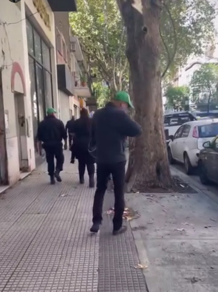 Juana_Romana's tweet photo. Hay policías de civil con unas gorras verdes como si fueran de alguna universidad. OJO https://t.co/DyKbNfYiTB
