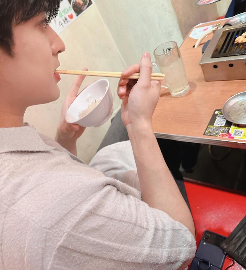 my_clover_chan's tweet photo. 매니저님이 막내일 때 혼나기라도한다면 괜찮냐고 물어봐주던 아이.. 편의점 갈 때면 '같이 가자! 먹고 싶은 거 다 골라!' 라며 챙겨주던 아이.. 안무 연습이 힘들 법도한데 멤버들과 모두에게 발목 잡고 싶지 않아서 쉬는 시간에도 묵묵히 열심히 연습하던 아이.. 예전과 다르지 않게 늘 착한 찬우햐..🥲