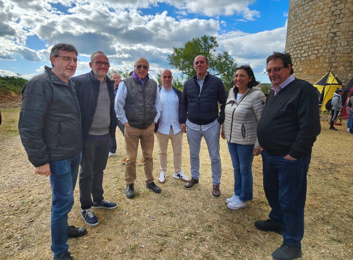Valladolid_Gob's tweet photo. Jacinto Canales, subdelegado del @Valladolid_Gob, ha visitado el municipio de #Torrelobaton y se ha interesado por las actividades celebradas en el día de Villalar, ha estado acompañado de alcales y concejales de la zona. https://t.co/D9HPeoHJH0