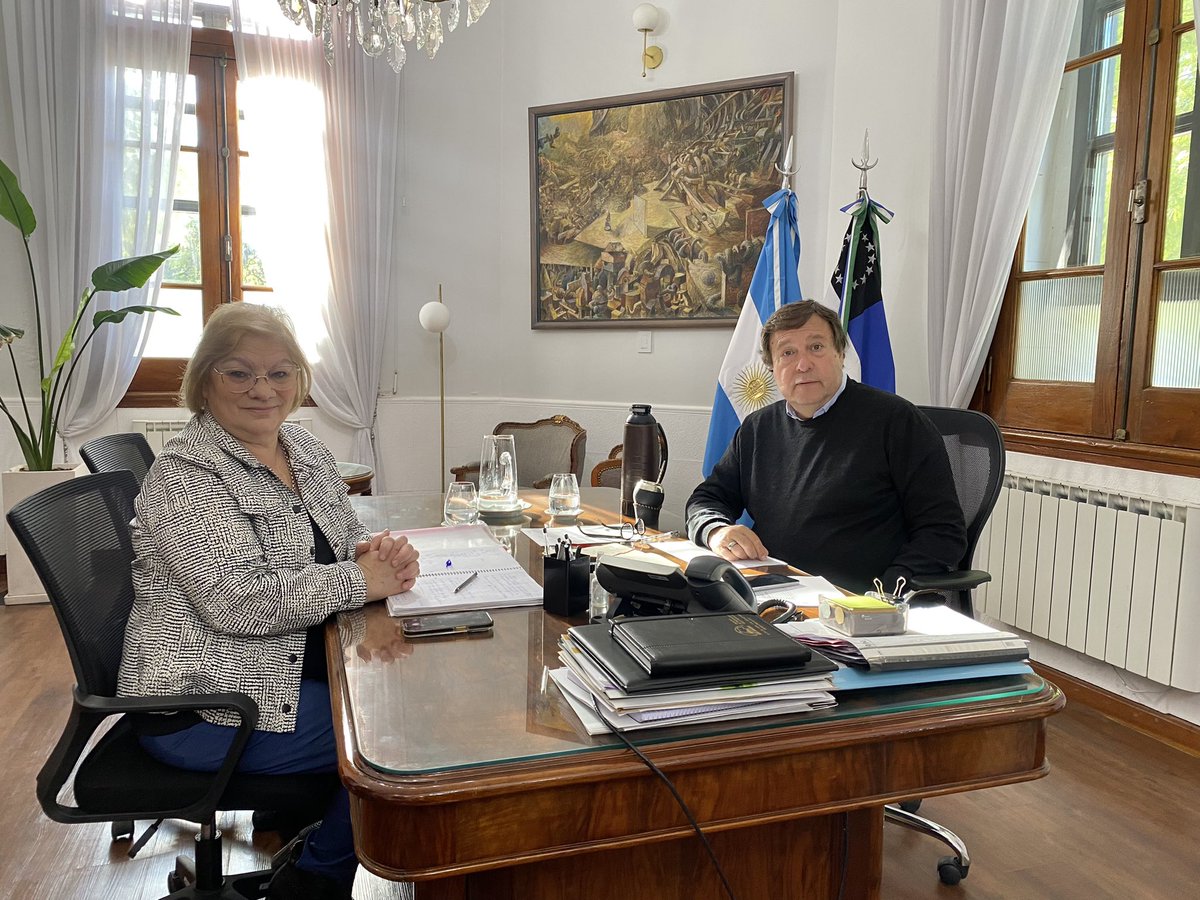 Weretilneck's tweet photo. En estos tiempos en los que se subestima la obra pública y se quiere instalar la idea de que un “Estado presente” no sirve, en Río Negro seguimos defendiendo nuestros valores: federalismo, igualdad y garantía de derechos. Un ejemplo de esto es el nuevo Gasoducto de la Región Sur que inauguraremos en dos semanas en #LosMenucos. 

Con Mabel Yahuar dialogamos sobre esto y además repasamos las soluciones para las y los vecinos frente a los cortes de electricidad. Después de un trabajo conjunto entre @EnergiaRN, el EPRE y la Municipalidad, acordamos que quienes tuvieron pérdidas serán resarcidos y que se realizarán las reparaciones pertinentes para garantizar el servicio a la comunidad.