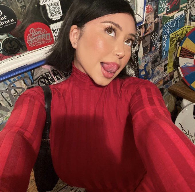 look between Y and I on your keyboard, that's all I want 🥺 https://t.co/4TsBLWkOwT