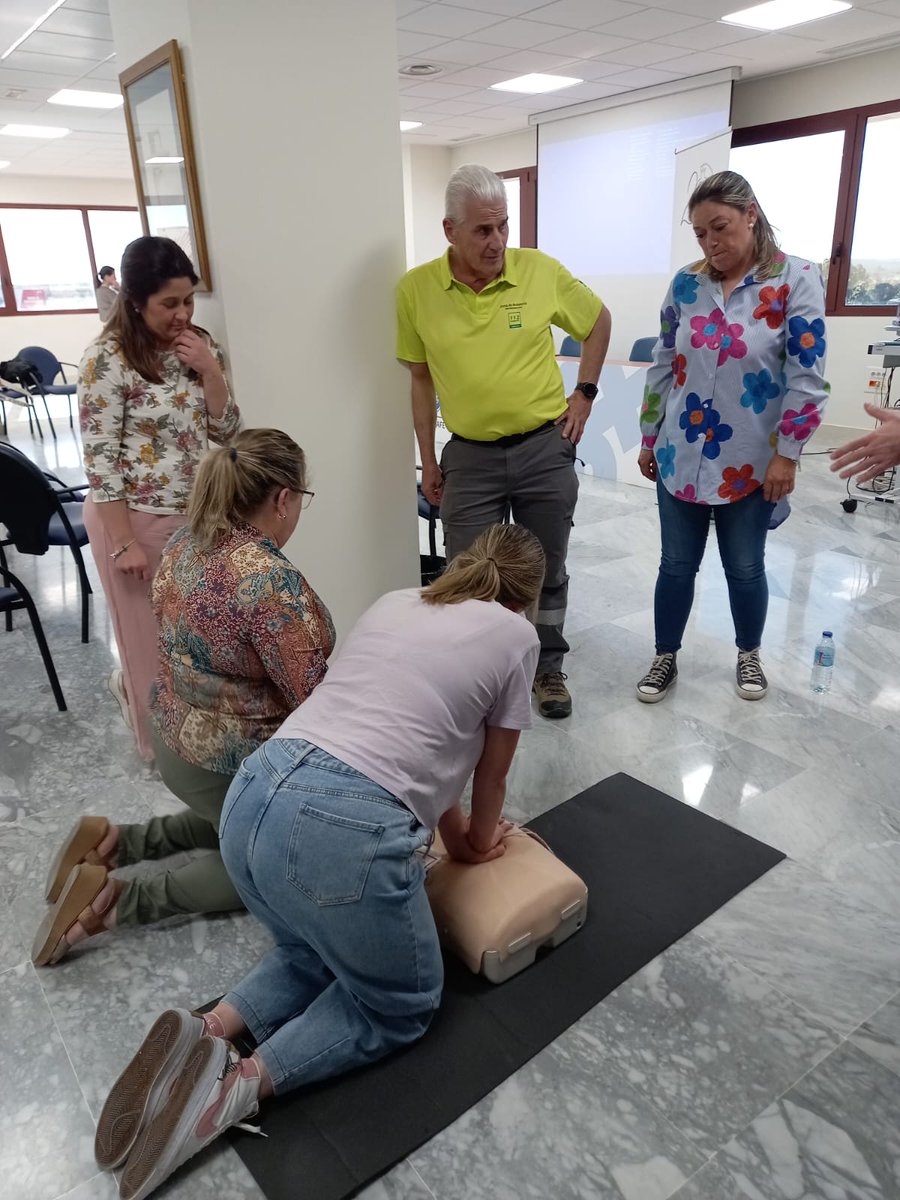 E112Andalucia's tweet photo. #PlanRomero24

⛑️ Personal de @E112Andalucia y #GREA han impartido esta tarde un curso de #RCP a responsables de varias hermandades del Rocío en el @HSJD_Aljarafe 

¡Por una romería segura y cardioprotegida! ❤️ https://t.co/sIhlDSoLCE