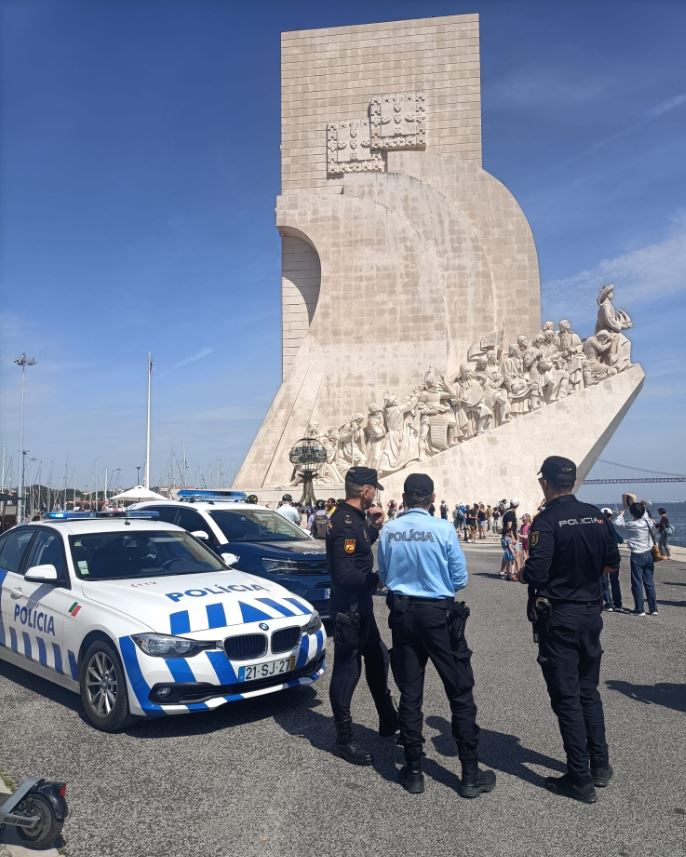 Nuestros 👮👮‍♀️ se encuentran patrullando las calles de #Lisboa (#Portugal) junto a la @PSP_Portugal 

La colaboración entre ambos cuerpos 🇪🇸🤝🇵🇹 se enmarca en el proyecto de #ComisaríasEuropeas 🇪🇺 para reforzar la #seguridad