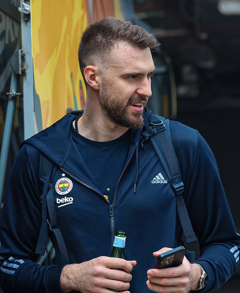 İçinde Basket FBB tişörtü ile Monaco deplasmanına giden Marko Guduric 🥲 Şans getirsin! 🍀
