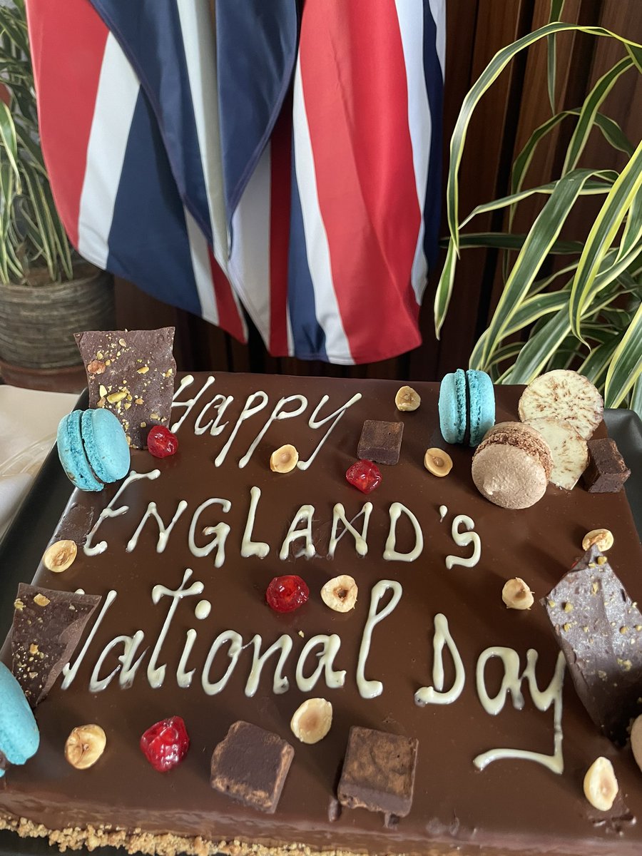 Bonne fête de St. Georges, la fête nationale de l’Angleterre aujourd’hui le 23 avril. Et merci @RadissonBlu de ce beau gâteau pour marquer la fête.