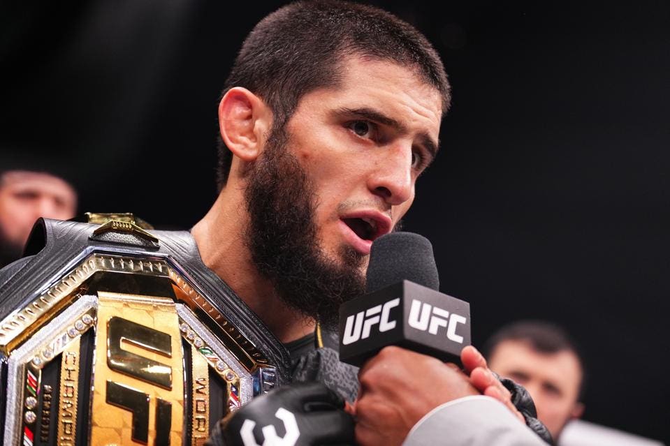 Islam Makhachev: 'Hafif siklette heyecan verici rakiplerim yok. Dustin Poirier 1 maç galibiyeti ile geliyor, Arman Tsarukyan'ı daha önce yendim zaten. Bu siklette işim kalmadı. UFC'nin bana ikinci kemer şansını vermesi gerekiyor.'