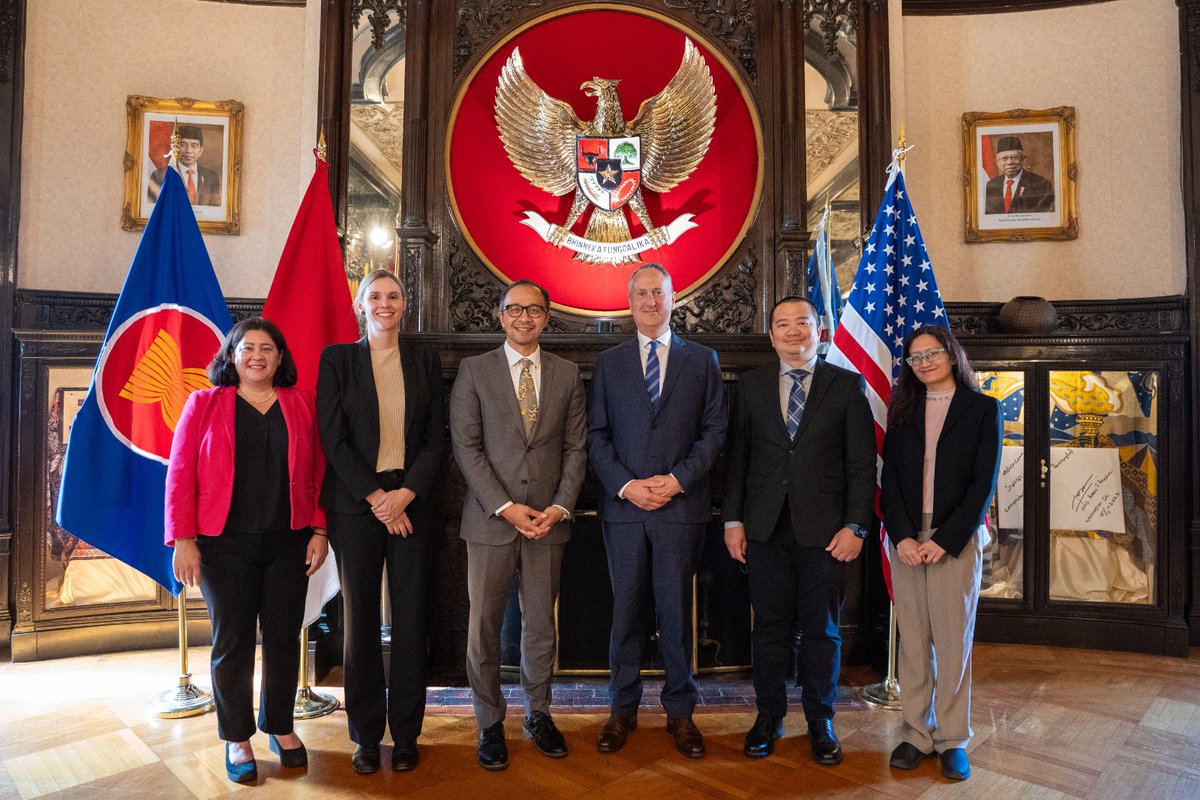 Furthermore, they underscored a strong commitment to build an environment of growth and innovation in Indonesia.

#indonesiausa75 #Diplomacy #Visa #IniDiplomasi #IndonesiaUS #IndonesiainUS #IndonesianWay #EconomicDiplomacy