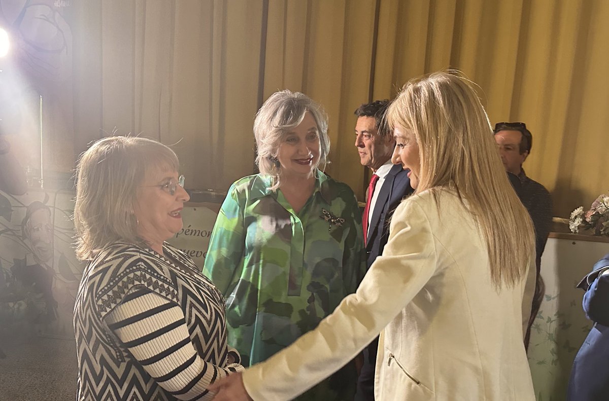 Estamos en #Granada donde <a href="/carmenpellicer_/">Carmen Pellicer</a> recibe un reconocimiento a su trayectoria y aportación al mundo educativo. 
Asiste la Consejera de Educación de <a href="/AndaluciaJunta/">Junta de Andalucía</a>