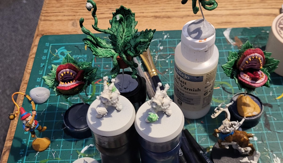 BowlNe1's tweet photo. #2DayChallenge update. Got back on the Gnomes, gotta say, putting colour on the beards really brings the Gnominess out. So, where are we? 8 gnome linos all got full base colours on. Two foxes completed, trees looking great. Rodders base looking good. Now, onto the illusionists! https://t.co/urCNBCGO56