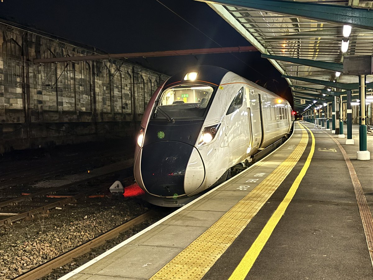 @avanti new units everywhere last night, I had the 807 to Carlisle and passed 2 more 805s at Stafford and crewe! Back to it again later @GBRailfreight @railexpress @Clinnick1 @SydneyBridgeTMD @S26PHY @Speedingalong @DownOnTheStour