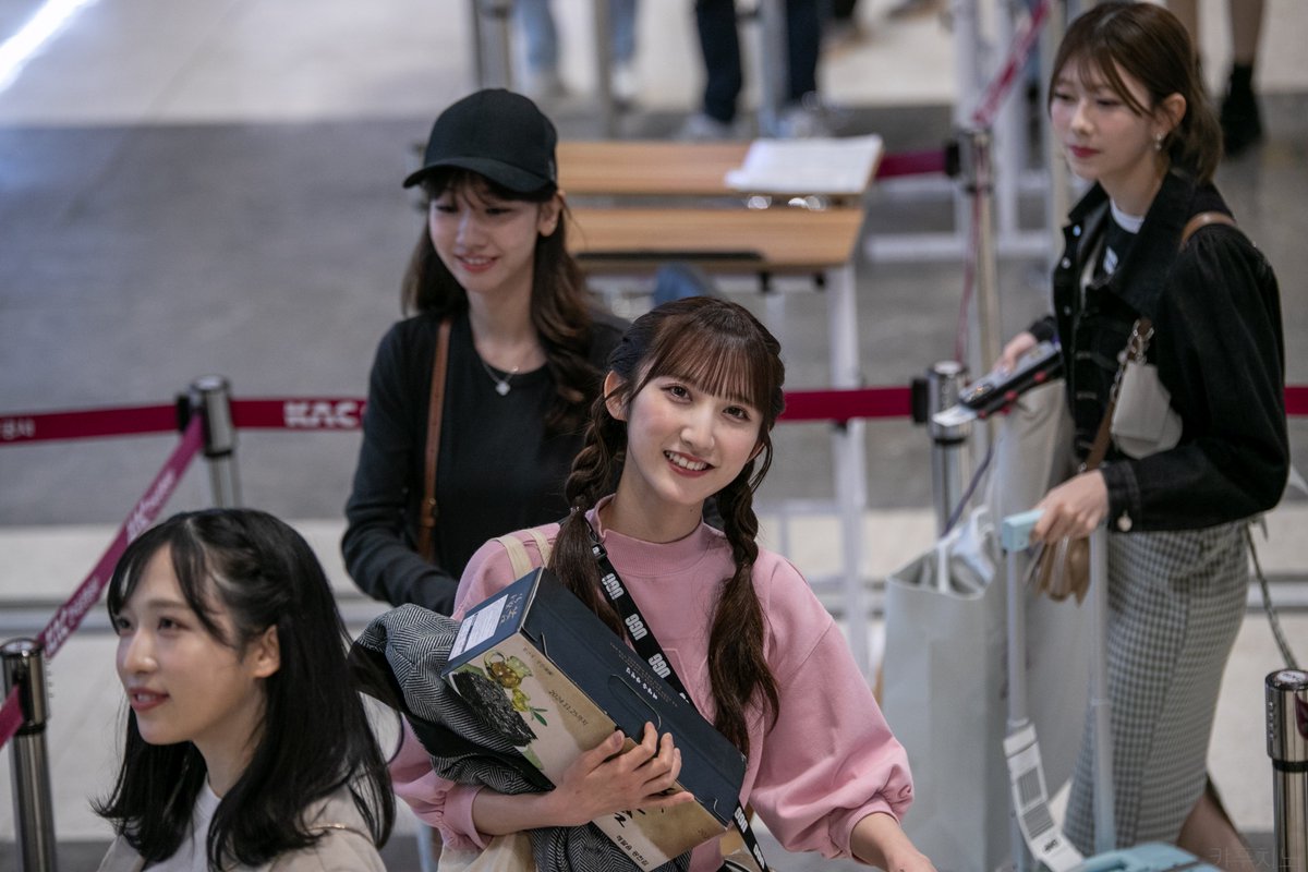 juriya97's tweet photo. 240420 나가토모 아야미 김포공항 출국 #1  
#AKB48 
#長友彩海 #나가토모아야미
@ayamin_112 https://t.co/BEw43XASvm