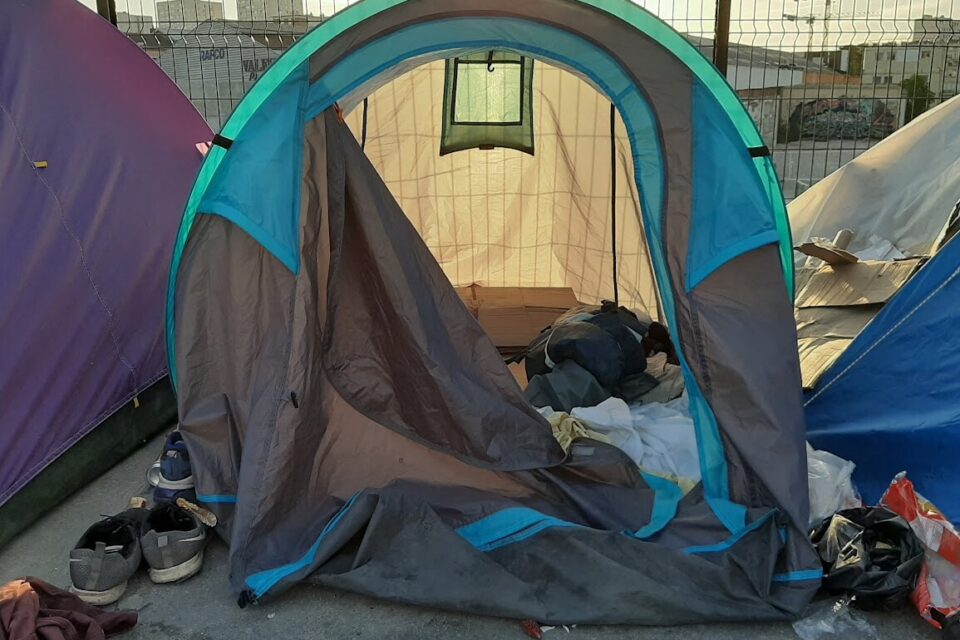 Paris Ve : nouvelle évacuation d'un camp de migrants subsahariens vers Besançon. La préfecture dément tout lien avec l'imminence des JO, les associations dénoncent un “nettoyage social” fdesouche.com/2024/04/23/par…