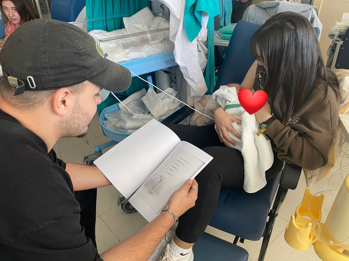 "Con letras a la cuna"
Celebramos hoy el #diadellibro 📖 , lo hacemos de la mejor manera q sabemos, contando un cuento, relato o poema a los bebés por sus padres y por la tarde, han tenido ocasión de hacerlo los hermanos de los neonatos ingresados en nuestra Unidad