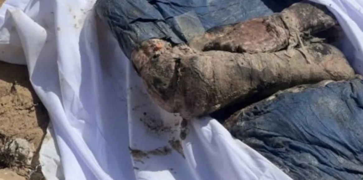 Pilot_khashabah's tweet photo. @Alan__Shatter A doctor. Perhaps a nurse. Hands tied up, executed and buried in a mass grave in the vicinity of Nasser Hospital.

This is what Israel does. This is the Gaza genocide. https://t.co/jvEk4KDp1t