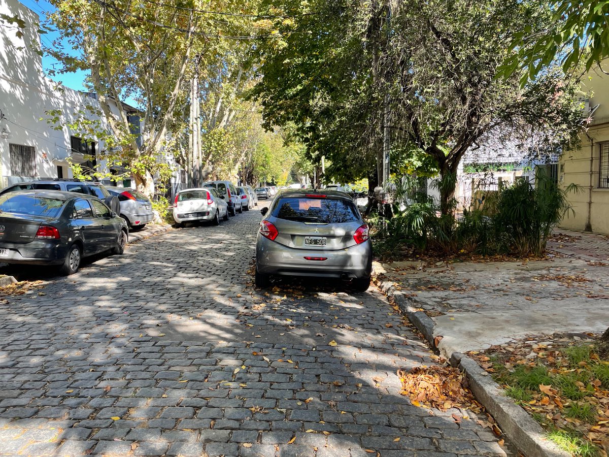 jjtrillo's tweet photo. @lanusmunicipio Un desastre #transitoLanus llame para reclamar que hace 5 días esta este auto abandonado y mal estacionado estorbando el transito. El tiempo de resolución es DENTRO DE LOS 10 DIAS @aJulianAlvarez Gerstione!!!! https://t.co/QsbOGW2BDQ