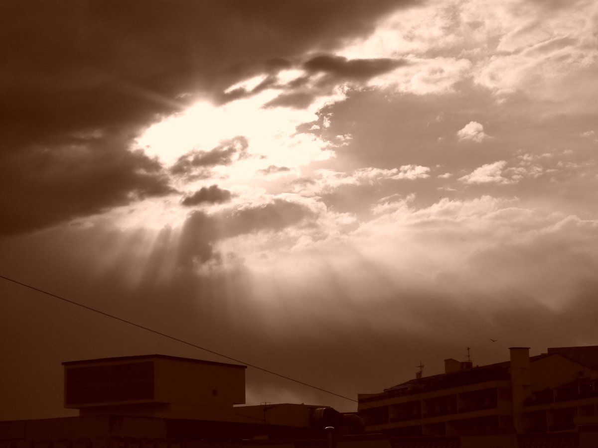 Le ciel ce soir à 19 heures au-dessus de #Hyères. ©MartineRoffinella