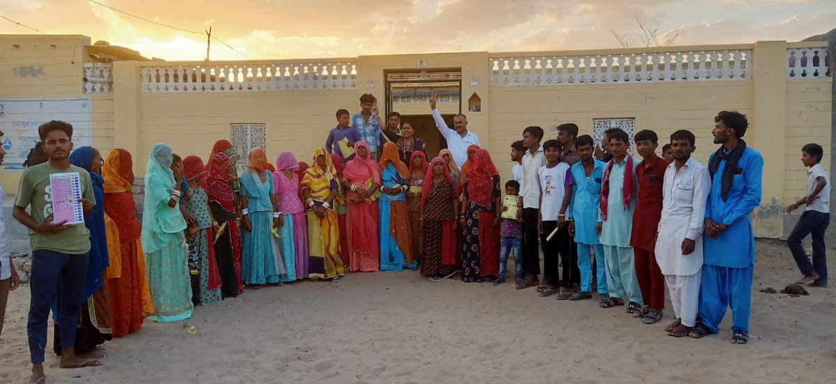 बाड़मेर जैसलमेर बालोतरा लोकसभा क्षेत्र से निर्दलीय प्रत्याशी भाई <a href="/RavindraBhati__/">Ravindra Singh Bhati</a> के समर्थन में बीएमपी की राष्ट्रीय उपाध्यक्ष  Nisha Waman Meshram <a href="/nayak1news/">Nayak 1</a> के साथ ग्राम जीने की बस्ती <a href="/Panchrajvanal/">Panchraj vanal</a>  के नेतृत्व में मीटिंग आयोजित कर भारी मतों से विजय बनाने की अपील की!