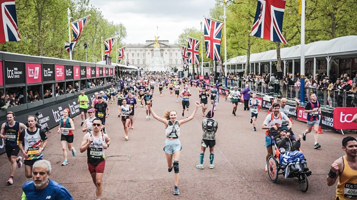 British man runs 4-hour marathon while drinking 25 glasses of wine: runningmagazine.ca/the-scene/brit…