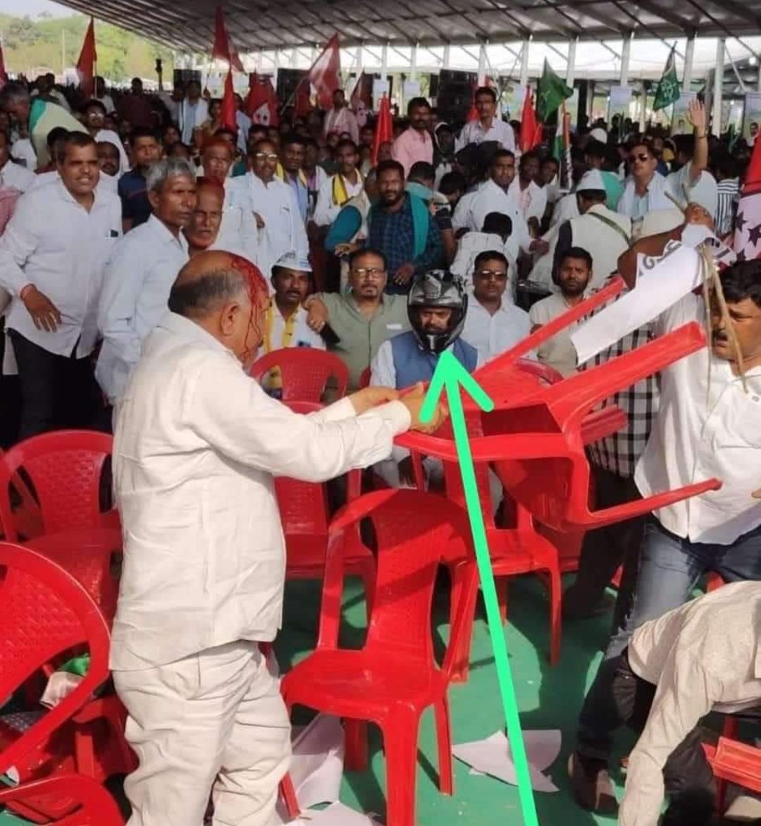 RaviKumarbsf1's tweet photo. हेलमेट एक्सीडेंट से ही नहीं बल्कि मौके पे भी बहुत काम आता है 😂 https://t.co/wbun5k8EMM