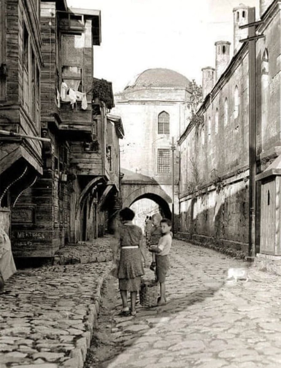 Üsküdar Toptaşı’nda 2. Selim’in hasekisi ve 3. Muratın annesi Nurbanu Valide sultan tarafından yaptırılan Valide Atik (eski valide) camii