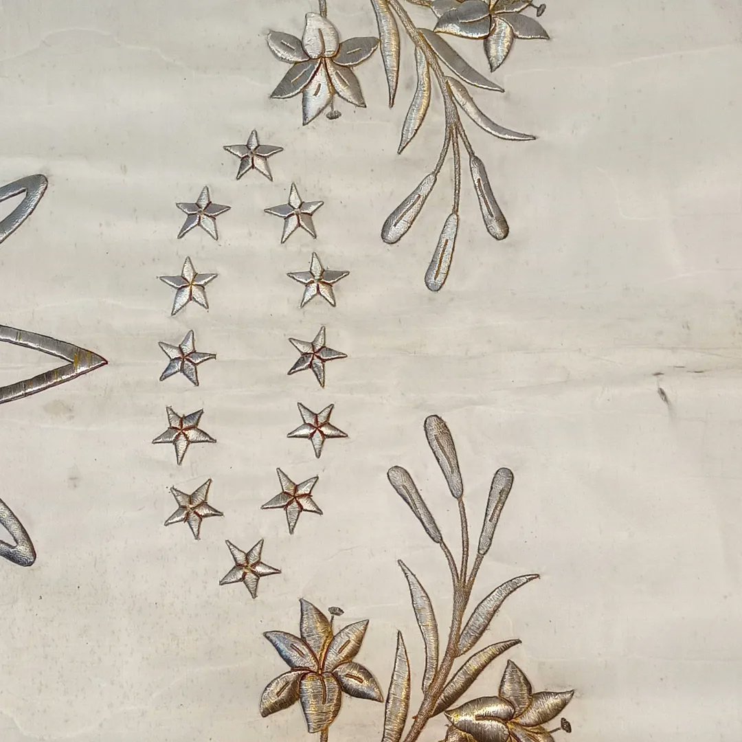 🔸PROCESO DE LIMPIEZA🔸

Las limpiezas de bordados precisan de pruebas previas para estimar el procedimiento que da un mayor resultado sin perjudicar la integridad de los materiales.