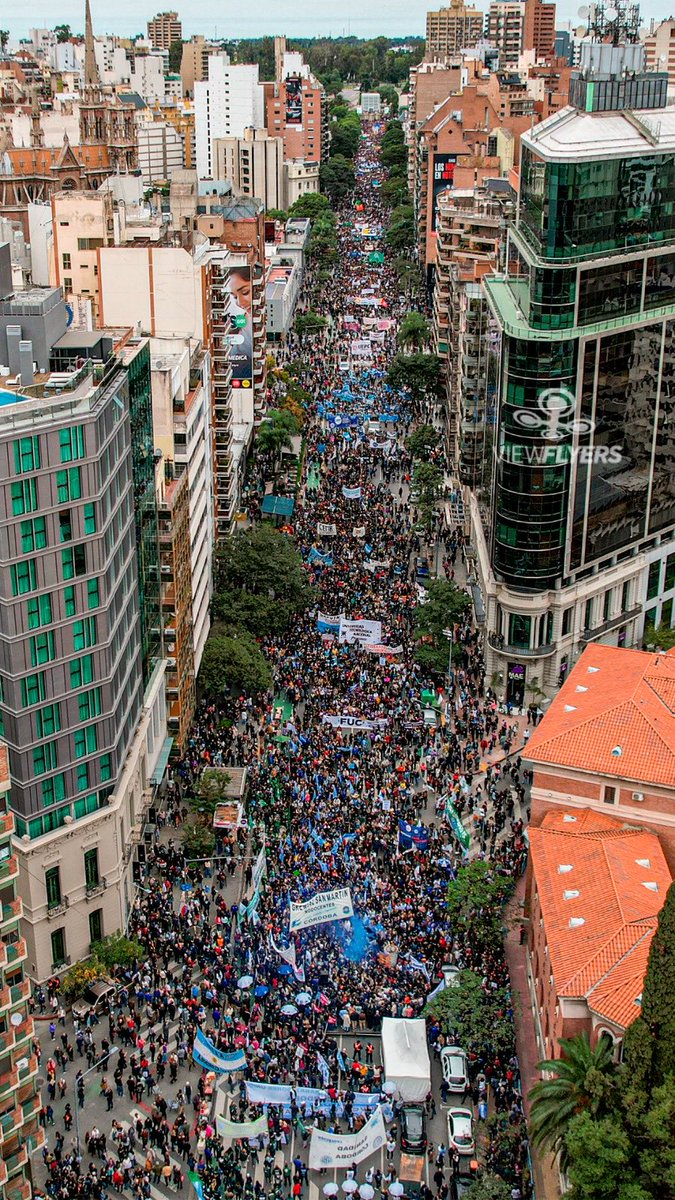 Otra perspectiva de la multitudinaria #MarchaUniversitaria en Córdoba.