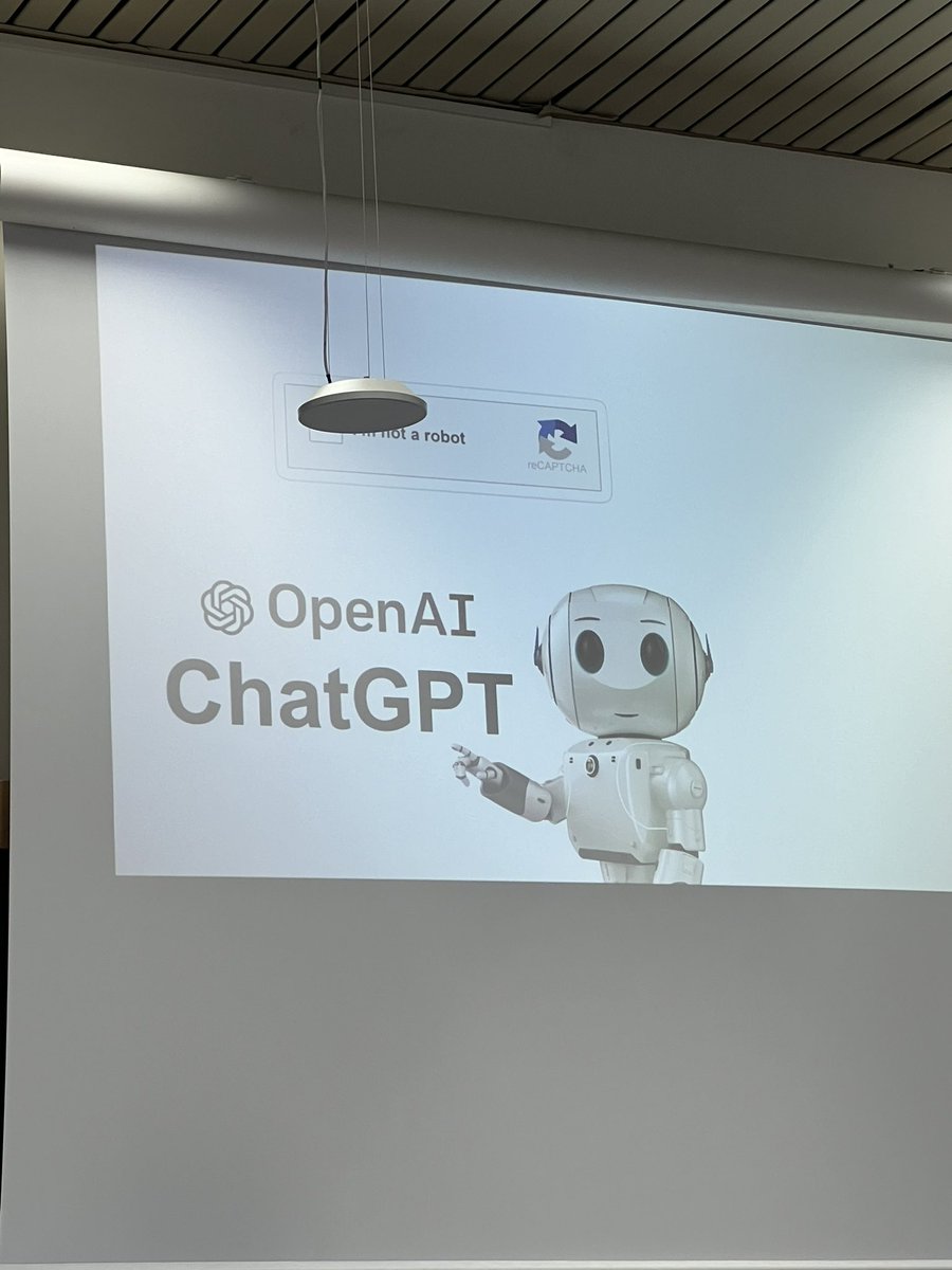 nennyx17's tweet photo. Oggi a lezione di #DigitalMediaStudies abbiamo avuto come ospite @paologranata che ci ha spiegato come l’Intelligenza Artificiale sia una nuova interfaccia della conoscenza #SMM24 https://t.co/oj9j8ZBiKR