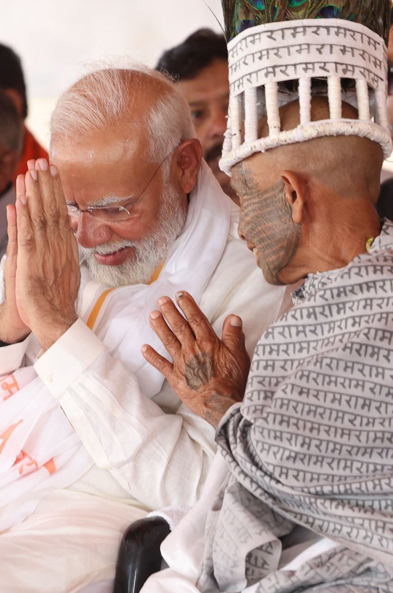 narendramodi's tweet photo. छत्तीसगढ़ के जांजगीर-चांपा की जनसभा में रामनामी समाज के पूज्य आचार्य मेहत्तर राम जी और माता सेत बाई रामनामी जी का आशीर्वाद प्राप्त हुआ। रामनामी समाज का भगवान श्री राम के प्रति समर्पण भाव और ���्रकृति प्रेम हर किसी को प्रेरित करने वाला है। https://t.co/n6bL9qgCq7
