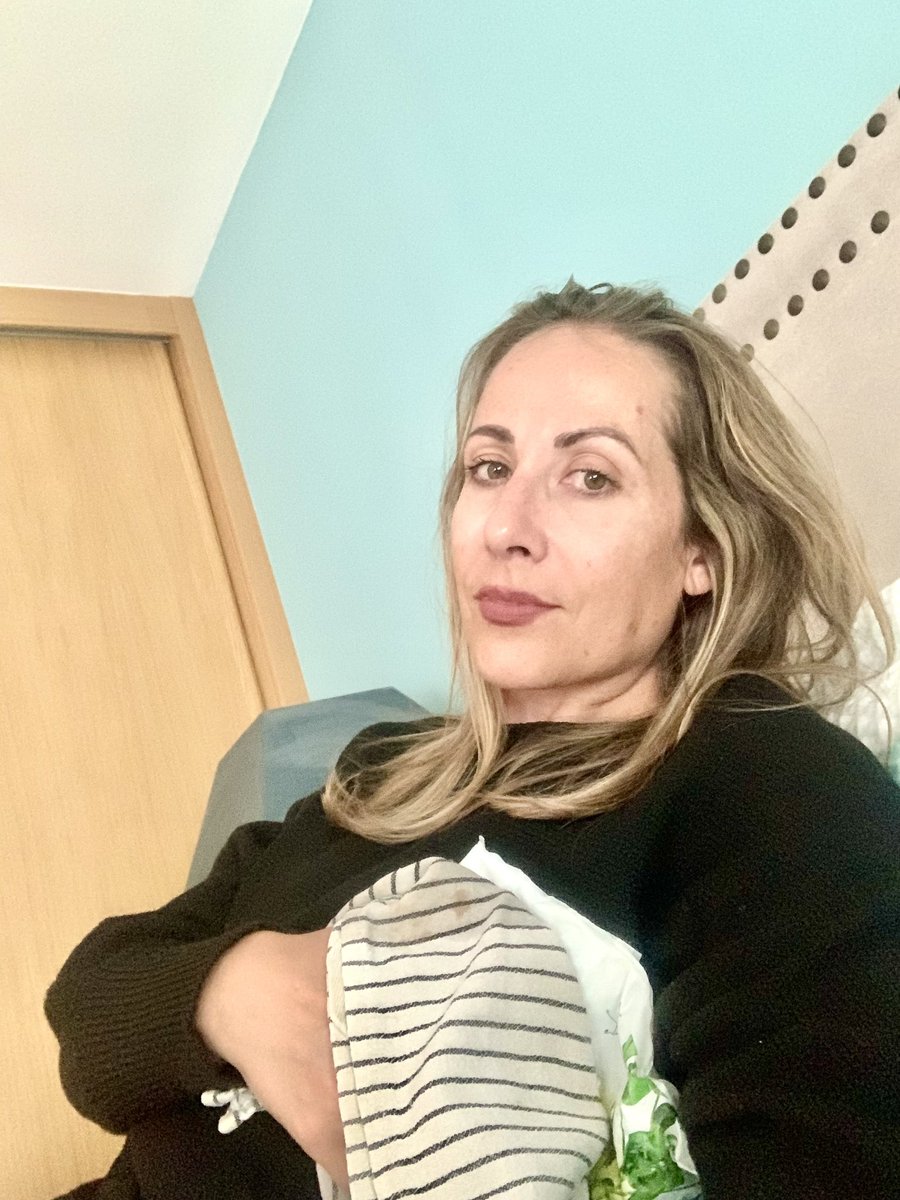 Pues no, no es un nuevo bebé lo que sujeto. Es una bolsa de guisantes congelados. Biopsia de mamá izquierda hecha. Enviadme suerte, mejores deseos y lo que “sus” ocurra … #cancersurvivor