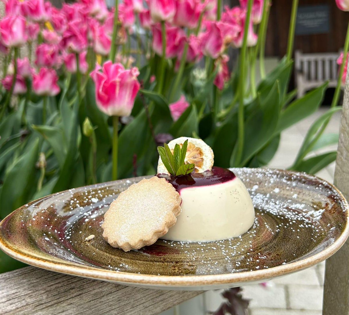 🥁 Introducing our currant dessert: vanilla pannacotta served with a garden blackcurrant coulis and lemon shortbread biscuit. #TreatTuesday #pardonthepun #northdevon