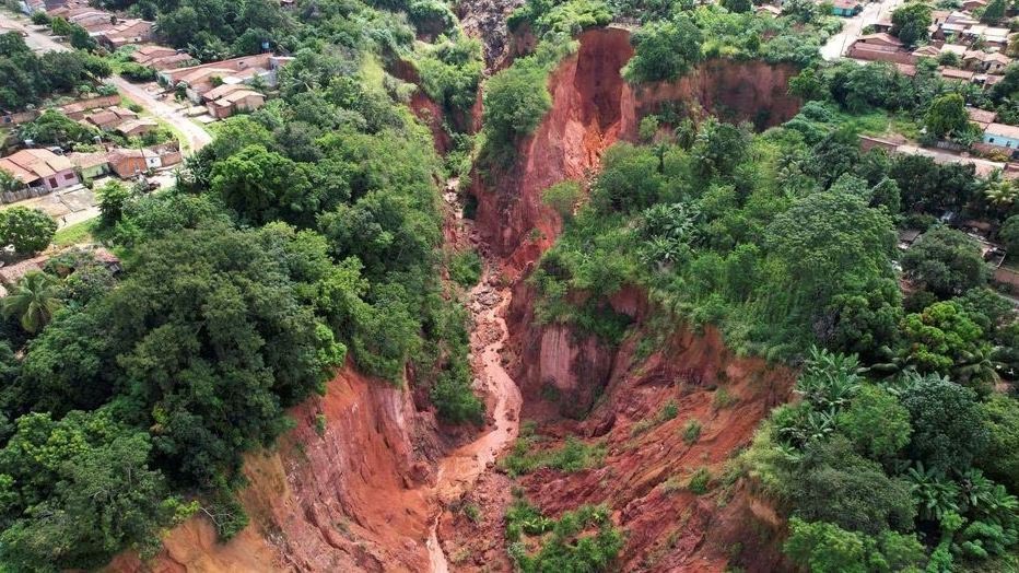 AmericanGeo's tweet photo. #TopoTuesday Urban Gully Erosion
Gully erosion is an aggressive form of soil degradation common in tropical urban areas across the Global South. Poor urban infrastructure and intensifying rainfall due to climate change are exacerbating the risk of this geohazard.
#Geography https://t.co/x1HIkCadHw