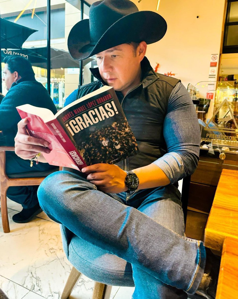 MarioCardosoTol's tweet photo. Cuenta la leyenda que el hombre recibe un libro y la mujer una rosa en este Día Internacional del Libro, que también coincide con la muerte de Shakespeare y Cervantes.🌹📖

¿Ya leíste el último libro del presidente López Obrador o qué lees? Dame tus recomendaciones para leer.🤓📚 https://t.co/wI0PfU7UbN