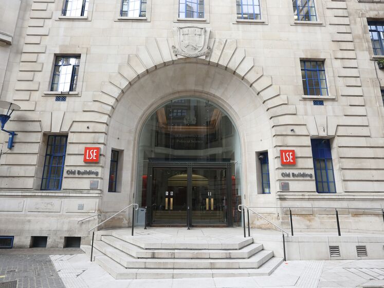 BritCUR's tweet image. #BCUR24: The dinner will be taking place on the 5th floor of the LSE Old Building on 25 April. Please check the LSE campus map to find the place:lse.ac.uk/lse-informatio…. For more information about the welcome dinner, please check our website at info.lse.ac.uk/staff/division…. 😊