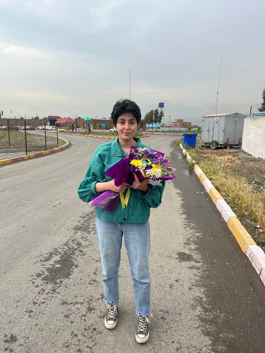 Aufatmen um #AidaShakarami! Sie ist frei! Vorerst. Nachdem sie von der iran. 'Sittenpolizei' verhaftet wurde u. im Shahr-e Rey-Frauengefängnis einsaß, wurde sie heute gegen Zahlung einer Kaution bis auf weiteres freigelassen. Wir müssen weiter für die Frauen in #Iran laut sein!