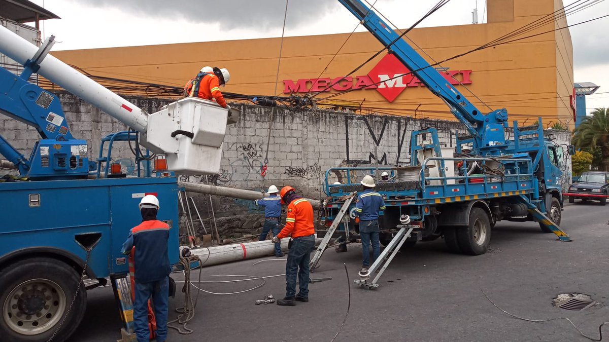 Personal operativo de #RedAéreaEEQ y #LíneasEnergizadasEEQ cambian postes y redes en el sector Quitumbe, sur de la ciudad, en la calle Llira Ñan y Av. Morán Valverde. Estas labores se ejecutan para garantizar el servicio y la seguridad a la ciudadanía. #EEQSiempreJuntoATi