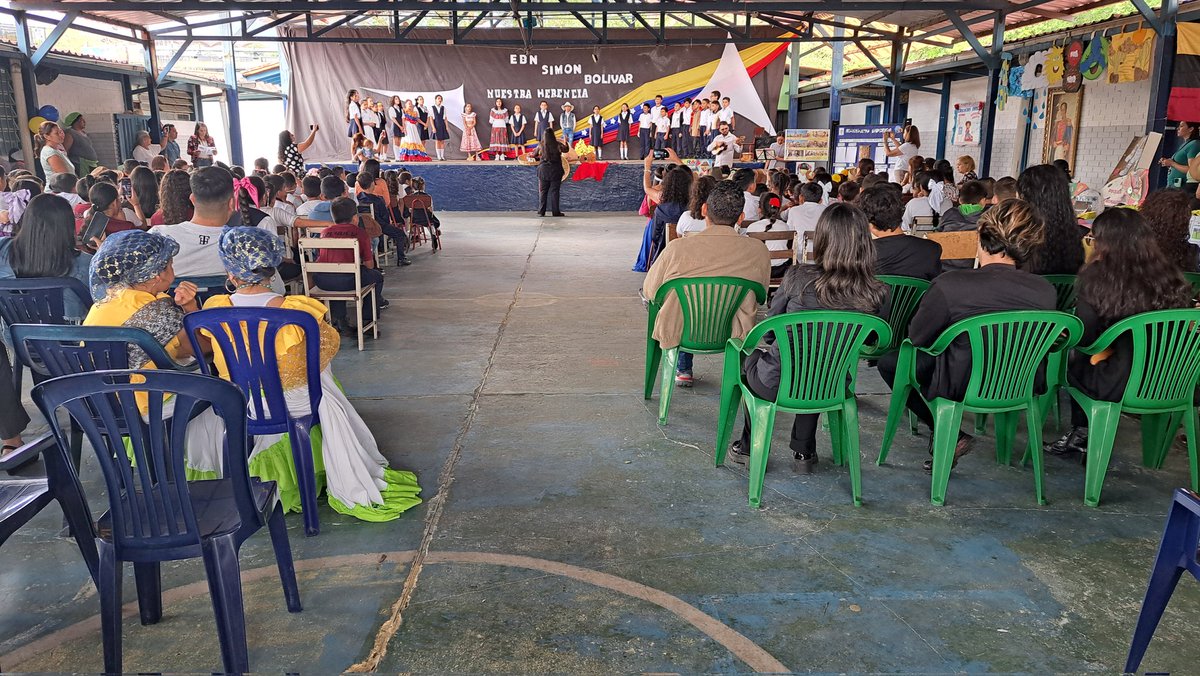 Inauguración del coro infantil de nuestra institución a cargo de la ing. Yngrid Cote y culminación de sus pasantías. En el mismo se cantaron una variedad de temas de nuestro país <a href="/Berzabethg1/">Berzabethgandicaoficial</a> @MPPEDUCACION <a href="/Crazet2011/">Crazet2011</a>