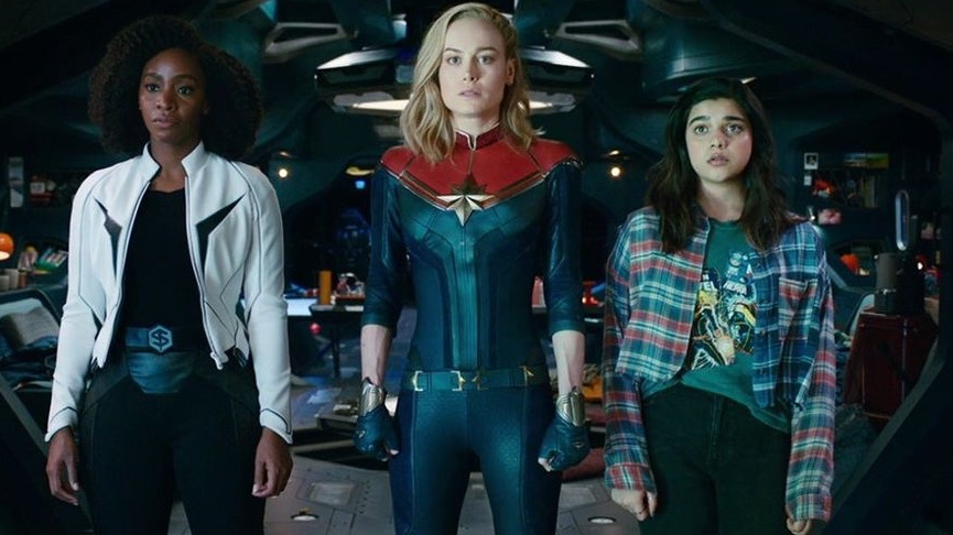 'The Marvels' (2023) Captain Marvel (Brie Larson), Ms Marvel (Iman Vellani) och Monica Rambeau (Teynoah Parris) i en mix-up, mash-up! Alla tre huvudrollerna är lätta att tycka om, filmen är snärtigt berättad, om än lite omständig. Trevlig, lättsam Marvel (-s).🧢🧢🧢(Disney+)