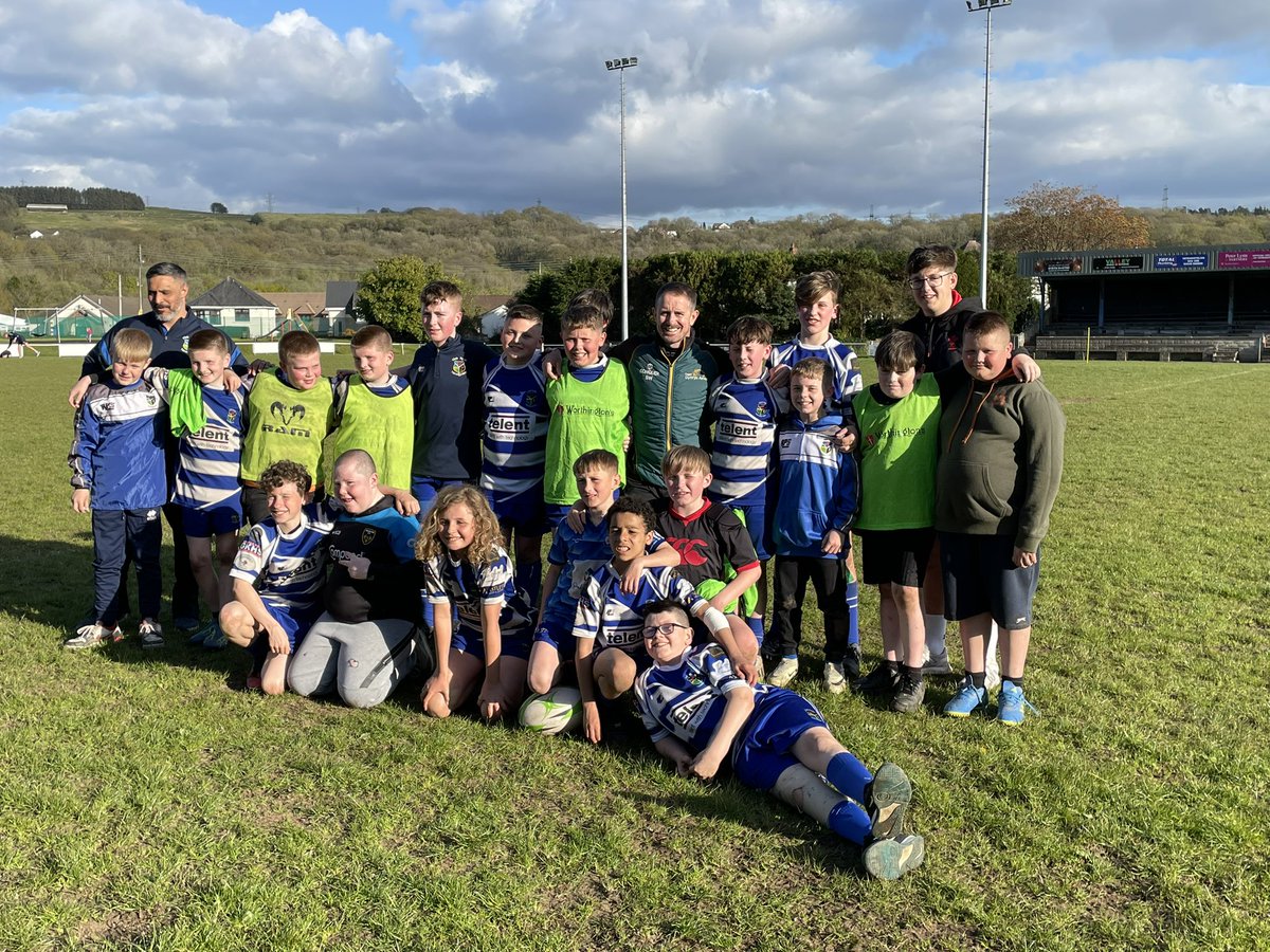 Great session this evening down <a href="/ystradbluesrfc/">Ystradgynlais RFC 🏉 🏴󠁧󠁢󠁷󠁬󠁳󠁿</a> u12s. Was a pleasure to also have <a href="/ShaneWilliams11/">Shane Williams</a> down there too. Some great skills and smiles all around after their cup final defeat Sunday. A very exciting time ahead for this group🔥🔥