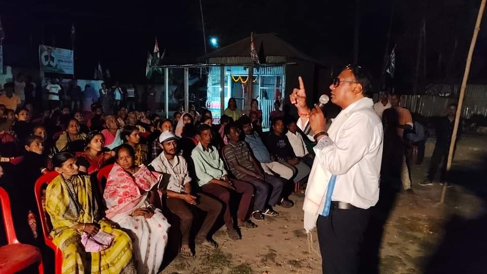 ikrishnakalyani's tweet photo. আজ রায়গঞ্জ বিধানসভার ১৩নং কোমলাবাড়ি অঞ্চলের ছত্রপুর গ্রামে স্থানীয় নেতৃত্ব ও নাগরিক বন্ধুদের উপস্থিতিতে জনসভা করা হলো।
#MamataBanerjee 
#AbhishekBanerjee 
#AITCSSMICC
#KrishnaKalyani https://t.co/mFEzi3C7Fx