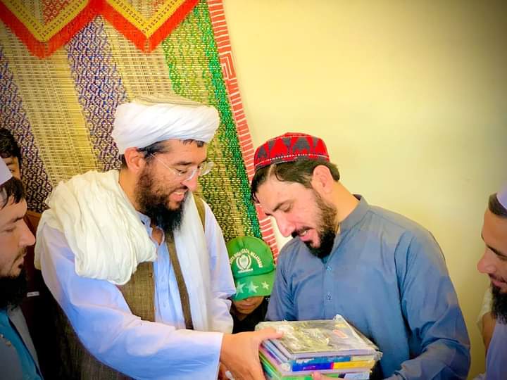 Achakzai__raziq's tweet photo. که بادشاه وې که ګدا وې په مرګ ورک شې
چې ليکلے ېې کتـــــــــــــاب وې نه ورکيږي
#ابراهيم_شبنم
د کتاب نړيواله ورځ دې ټولو عاشقانو ته د کتاب مبارک وې https://t.co/u99X4h3Cfd