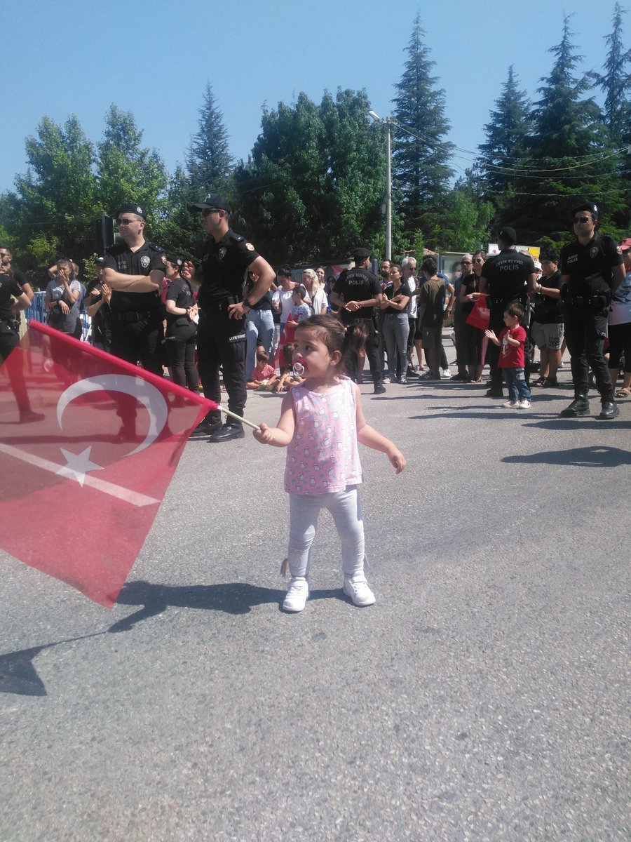 Bayram sevincimize, 
kendi küçücük bayrağı kocaman güzel bir kare bırakayım...
Çocukların sevinci ve coşkusu akşamınıza bulaşsın güzel yürekliler...
En sevdiğim bayramlardan 🇹🇷biridir...
Çocuklar candır 😇🎈
#23Nisan 
#23NisanCocukBayrami 
#23NisanUlusalEgemenlikVeCocukBayrami