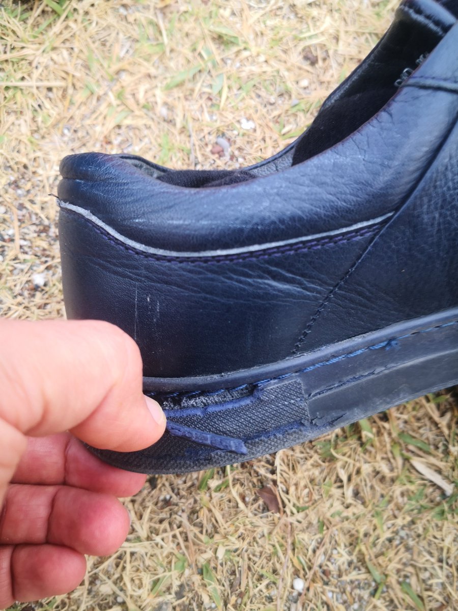mklnl's tweet photo. @cabanishoes pelikan avm şubesinden aldığım, kısa sürede tabanı önden açıldığı için tamir edilen, sonrasında da bir kış kutuda bekleyen ve giymediğim halde tabanı kendiliğinden böyle dağılan ayakkabı. Derisi iyi de tabanı çok kötü çok! https://t.co/J5uds7yMbV