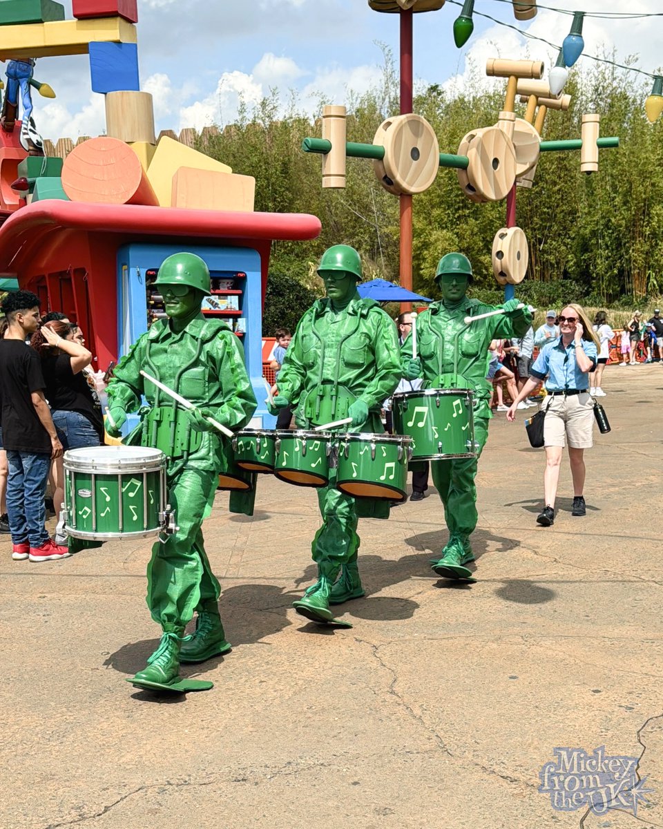 The Green Army men (with a Cast Member in tow) drumming through Toy Story Land - Disney’s Hollywood Studios.

#disneyworld #waltdisneyworld #disneyparksuk #disneyparks #disneyuk #hollywoodstudios #toystoryland #greenarmymen