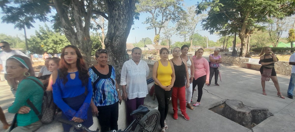 DaylenisBe12288's tweet photo. Muchos talentos detrás del telón y hoy salieron al escenario en el #Festival de artistas aficionados y de carteles, actividad en saludo al Día Internacional de los #Trabajadores, este 1ro de mayo
#CulturaYara 
#CTCYara
#SomosCultura https://t.co/FRXbVd1eB3
