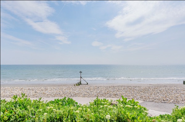 🌦️Wet spring signals a promising summer in Britain, prime time to book your beach holiday. Just a short drive to the Witterings on the Sussex coast unveils a variety of boutique rentals by Wellies and Windbreaks. Don't miss out! 🏖️ welliesandwindbreaks.co.uk bit.ly/3CMtidB