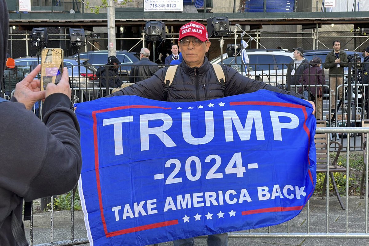 Just one person showed up to support Trump at the courthouse today.