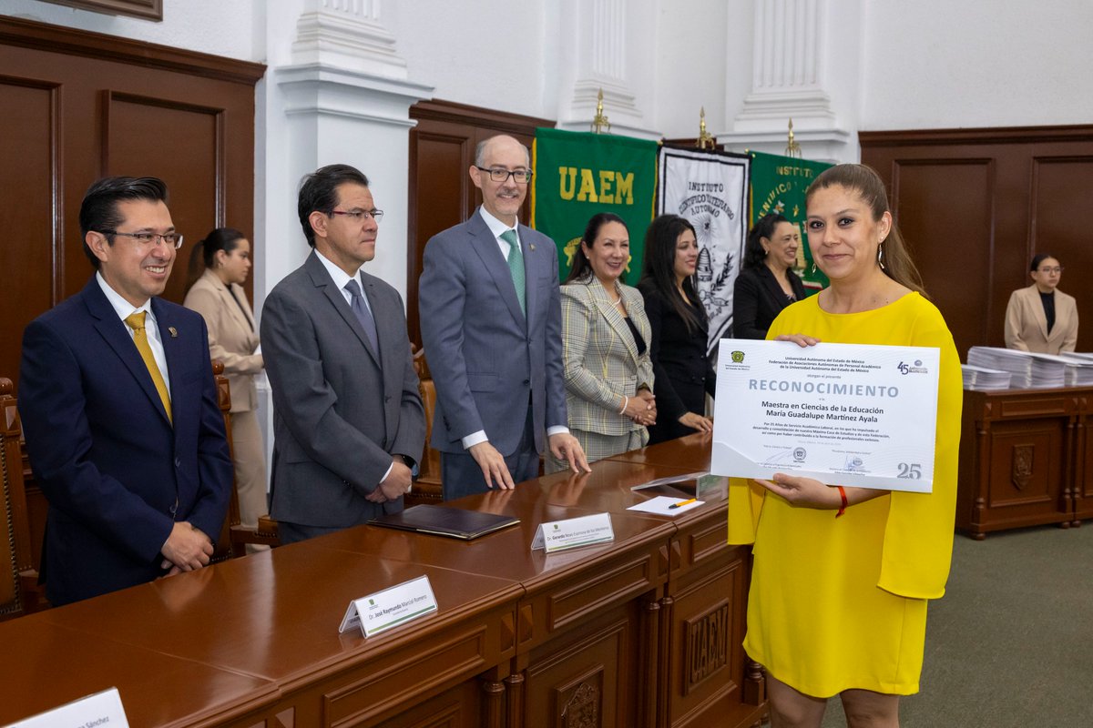 Acompañado de la secretaria general de @FAAPAUAEM y un representante del profesorado, entregamos reconocimientos a las y los académicos por su destacada trayectoria universitaria. Reconozco su compromiso con la excelencia académica y la investigación. #SomosUAEMéx💚💛