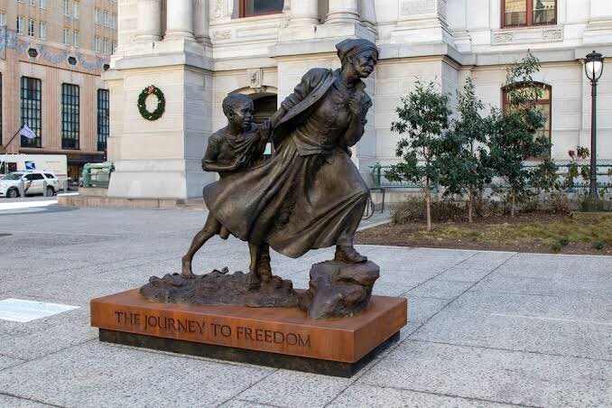 miandji's tweet photo. Amerika'da 1849'da Harriet Tubman adlı kadın, köleleri esaretten kurtarmak için gizli bir örgüt kurdu ve 700'e yakın köleyi kurtardı. Harriet'e sordular “Köleleri kurtarmak için en zor adım nedir?” Derin bir iç çekerek dedi “Bir köleyi, köle olmadığına ikna etmek!” https://t.co/tokOyy21je