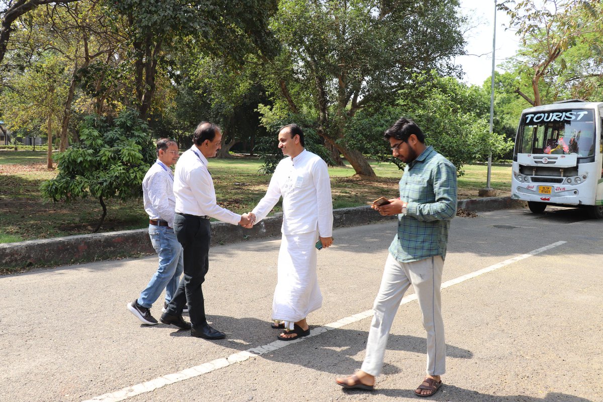CSIRCRRI's tweet photo. Visit of students of PM SRI KV  Tuglkabad at CRRI Campus to see the Solar bus and Solar Man of India Prof Chetan Singh  Solanki, Founder Energy Swaraj Foundation, Prof Manoranjan Parida Director CRRI, Dr. Ravindra Kumar Chief Scientist Jigayasa Nodal and Head ILT https://t.co/DBXJdY8Kzp