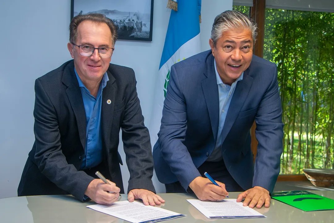 LuisBertoliniok's tweet photo. Junto al gobernador de la provincia @Rolo_Figueroa, concrete la firma para la construcción de dos puentes, a través de un trabajo articulado con la subsecretaría de Recursos Hídricos.
Contento de poder resolver estos puntos de unión tan críticos y que tanto ayudan a los vecinos. https://t.co/xYf5BY1yo3